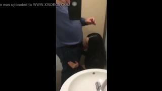 porn нагло трахает дочь друга в рот пока отца нет дома выебал в ротик шлюху porn