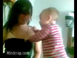 porn любопытный малыш хочет посмотреть на сиськи porn