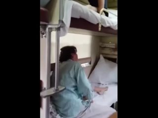 porn пьяный тренер по гимнастике молодые заставила подопечную сесть на шпагат на верхней полке поезда porn