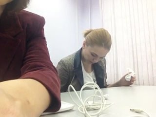 porn студенка блондиночка трет фасолинку прямо в универе а знойная подружка помогает ей секси секс ебля член пизда пися porn