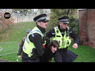 porn короля чарльза и его жену камиллу закидали яйцами в йорке porn
