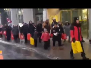 porn после того как полиция канады жестко задержала мужчину который передавал топливо протестующим люди сплотились ещё porn