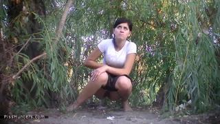 porn скрытая камера сняла как девушки писают в кустах porn