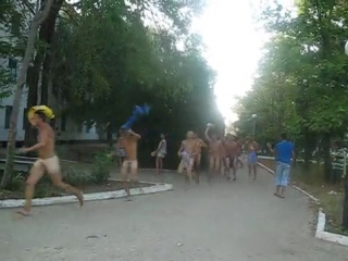 porn голый забег мальчики и парни бегут голые из душа porn