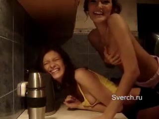 porn девчонки разыгрались на кухне перед камерой и начали раздеваться топлес porn