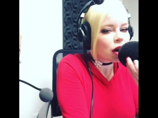 porn jenna shea и nikki delano очень горячо и эмоционально ведут прямой эфир на радио секс звезда порно модель porn