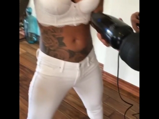 porn anikka albrite и kleio valentien прикалываются с большим вибратором секс звезда порно модель porn