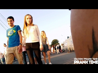 porn чрезмерное внимание к попке hidden camera on ass prank porn