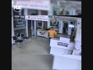 porn на жителя таиланда в полицейском участке напала змея porn