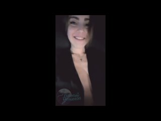 porn шалит в перископе пальчиками и вибратором porn