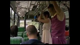 porn залез рукой под платье в автобусе и начал маструбировать porn