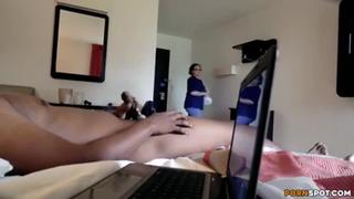 porn горничная зашла во время дрочки и не устояла перед членом porn