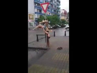 porn пьяная алкашка девушка устроила стриптиз на дорожном знаке porn