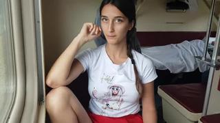 porn девушка едет в поезде без трусиков и показывает киску porn