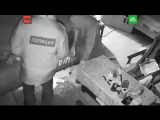 porn в москве полицейские обокрали 83 летнюю старушку приехали к ней по вызову о телефонных мошенниках и незаметно porn