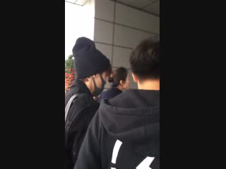 porn 190209 zhang yixing 张艺兴 arrival at airport fancam cr 来自evanism gungun porn