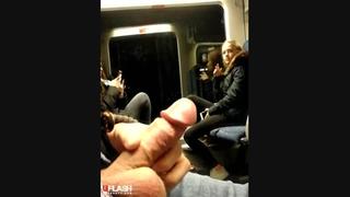 porn юная девушка смотрит как мужик дрочит член в электричке porn