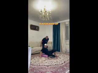 porn папа вроде пульт на диване оставила на кухне с ним в правой руке porn