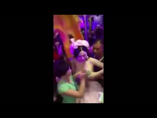 porn невеста дает гостям тискать свою грудь и собирает с них за это деньги porn