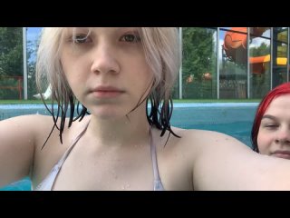 porn стримерша в купальнике плавает на твиче porn