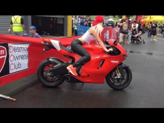 porn мотофестиваль ducatista riders в сиднее канди позирует в мотоджинсах draggin slix porn