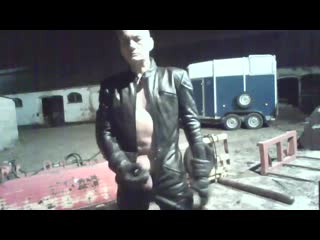 porn гейхран кожаный байкер дрочит большой член и ссыт гей порно пиво моча золотой дождь хуй мастурбирует онанист porn
