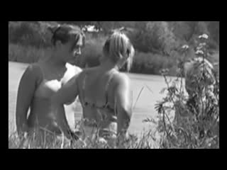 porn три женщины наблюдают за мужчиной на пляже porn