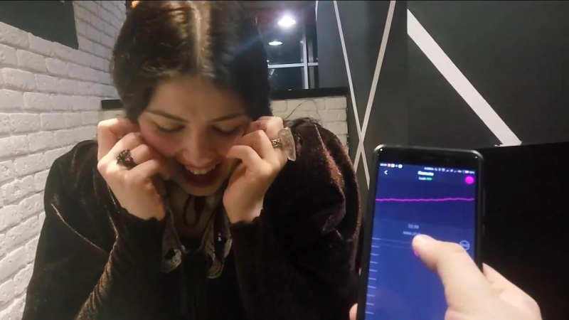 porn парень управляет вибратором со своего смартфона porn