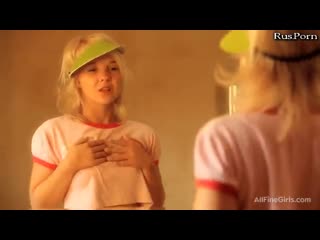 porn молоденькая скромная девушка раздевается перед зеркалом porn