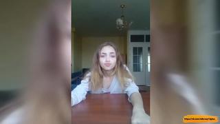 porn молодая студентка откровенно показывает грудь в перископе periscope porn