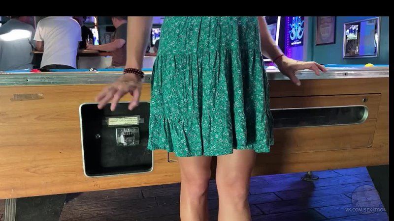 porn осмелилась снять с себя трусики а потом показать свою киску в баре оцени девочку porn