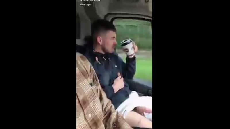 porn у парня случайно вылез член из штанов porn