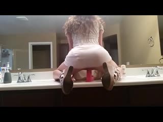porn красотка долго не трахалась и зашла в уборную чтобы попрыгать на резиновом члене porn