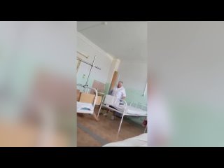 porn санитарка сбросила пожилого пациента с кровати на пол porn