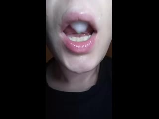 porn умело играется со спермой в ротике porn