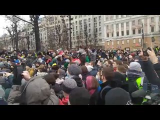 porn на пушкинскую прибывают люди оцепление полиции не справляется porn