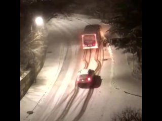 porn мужчина помогал поддерживать равновесие автобусу в туапсе из за гололёда январь 2022 porn