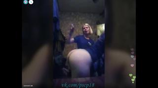 porn две сексуальные девушки раздеваются танцуют показывают голые классные сиськи и глотают резиновый член periscope porn