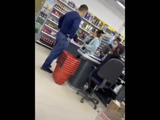 porn в продуктовом магазине женщине отказали в обслуживании поэтому она устроила скандал porn