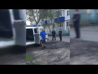 porn в иркутской области копы расстреляли неадекватного чудика за то что он попытался напасть на них с ножом porn