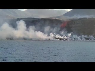 porn стекающая в море и застывающая там лава уже увеличила побережье канарского острова пальма на полкилометра porn
