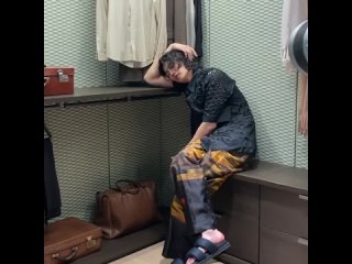 porn wiggling my not tiny foot to make it cute singlesmagazine kyohee stylework 싱글즈 김재영 kimjaeyoung porn