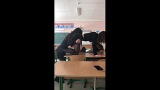 porn раздевает сисястую секси подружку пытаясь трахнуть в чулках и мини юбке хентай тян перископ лесбиянки porn