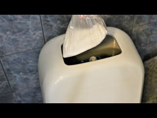 porn подсмотрела на отдыхе как хозяйка гостевого дома засыпает порошок в пакет и опускаю его в бачок унитаза тоже стала porn