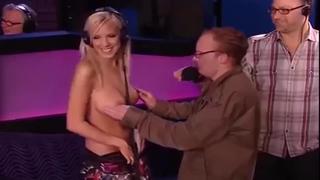 porn bibi jones даёт в прямом эфире трогать свою грудь ведущим howard stern show flash tits public give them to touch porn