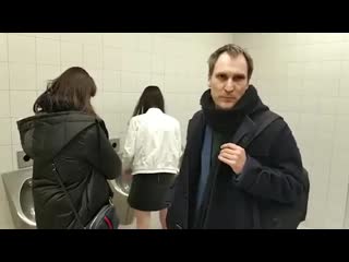 porn в мужском туалете женщина писает писсуар и все окружающие наблюдают за ней porn