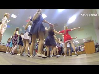porn девочки светят трусики под юбкой во время танца porn