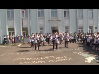 porn девочки светят трусики под юбкой во время танца porn