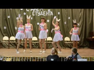 porn девочки светят трусики под юбкой во время танца porn