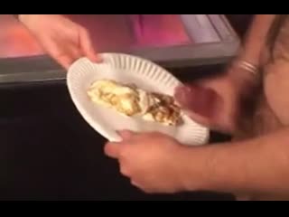 porn женщина кушает омлет со спермы после буккжйка after bukkake scrambled eggs porn